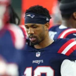 FootballR - NFL - DB Jack Jones von den New England Patriots trägt ein Kopftuch.