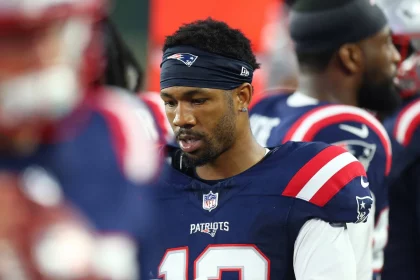 FootballR - NFL - DB Jack Jones von den New England Patriots trägt ein Kopftuch.