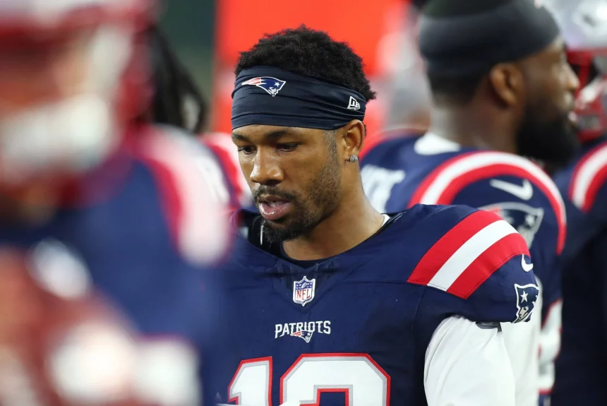 FootballR - NFL - DB Jack Jones von den New England Patriots trägt ein Kopftuch.