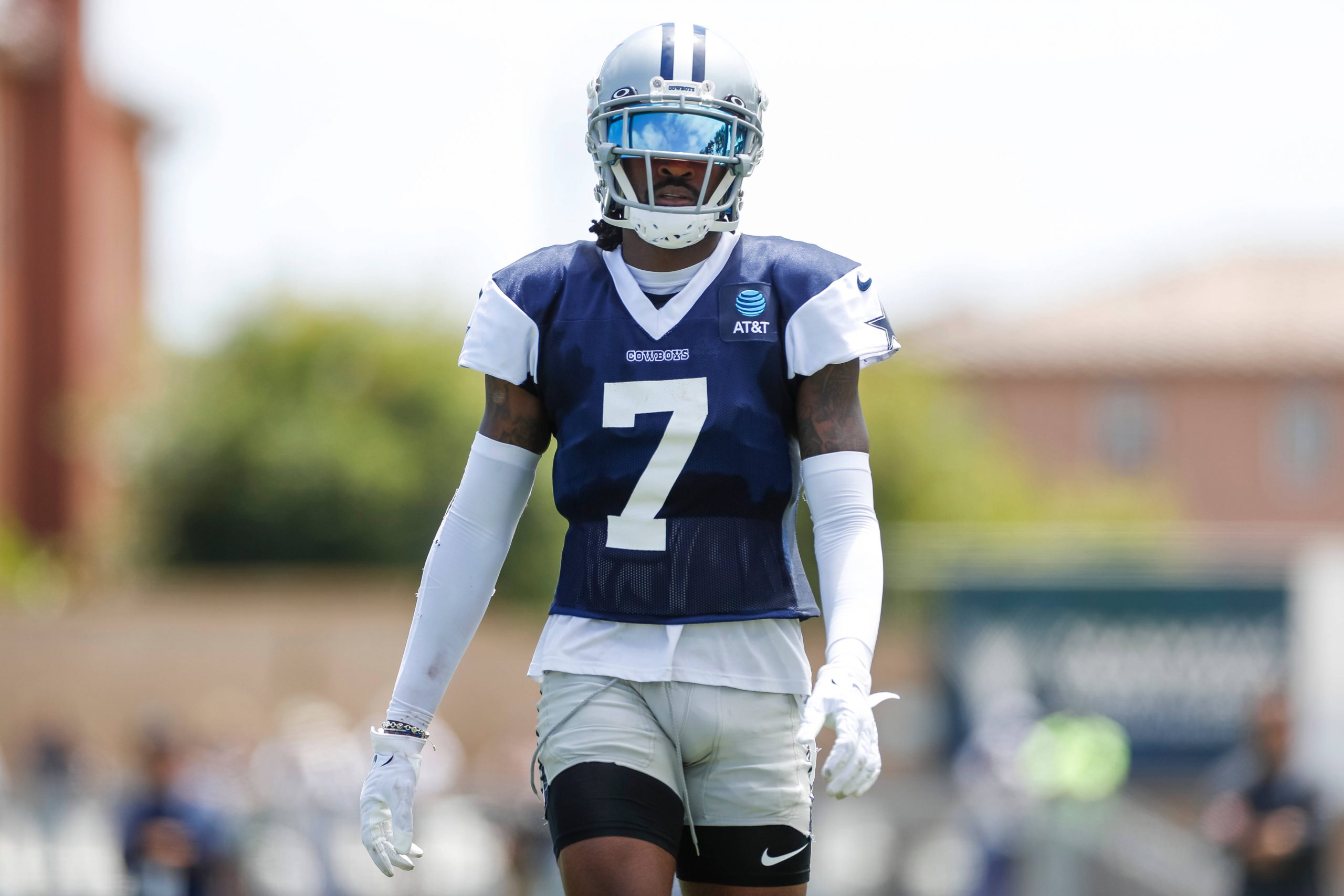 FootballR - NFL - Dallas Cowboys-Quarterback Diggs verletzte sich beim Training und verpasste den Rest der Saison.