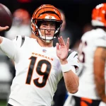 FootballR - NFL - Der Quarterback der Cincinnati Bengals, Trevor Siemian, wirft den Ball.