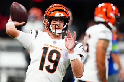 FootballR - NFL - Der Quarterback der Cincinnati Bengals, Trevor Siemian, wirft den Ball.