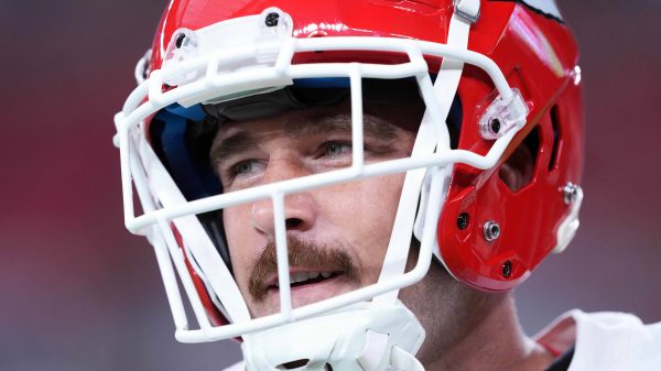 FootballR - NFL - Ein Footballspieler der Kansas City Chiefs mit Schnurrbart. Travis Kelce und Chris Jones kehren zurück