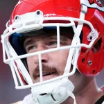 FootballR - NFL - Ein Footballspieler der Kansas City Chiefs mit Schnurrbart. Travis Kelce und Chris Jones kehren zurück