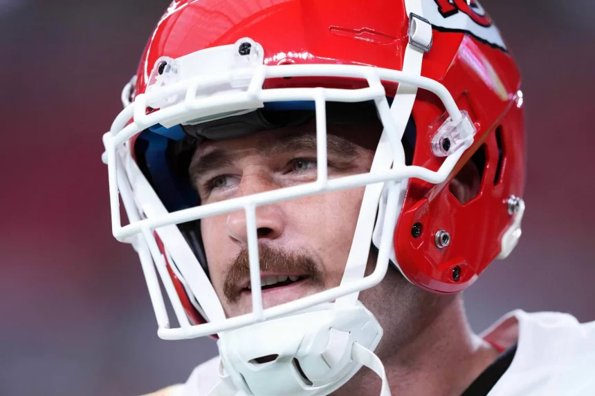 FootballR - NFL - Ein Footballspieler der Kansas City Chiefs mit Schnurrbart. Travis Kelce und Chris Jones kehren zurück
