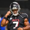FootballR - NFL - Der Quarterback der Atlanta Falcons hält sein Telefon.