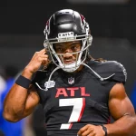 FootballR - NFL - Der Running Back der Atlanta Falcons, Bijan Robinson, hält sein Telefon.