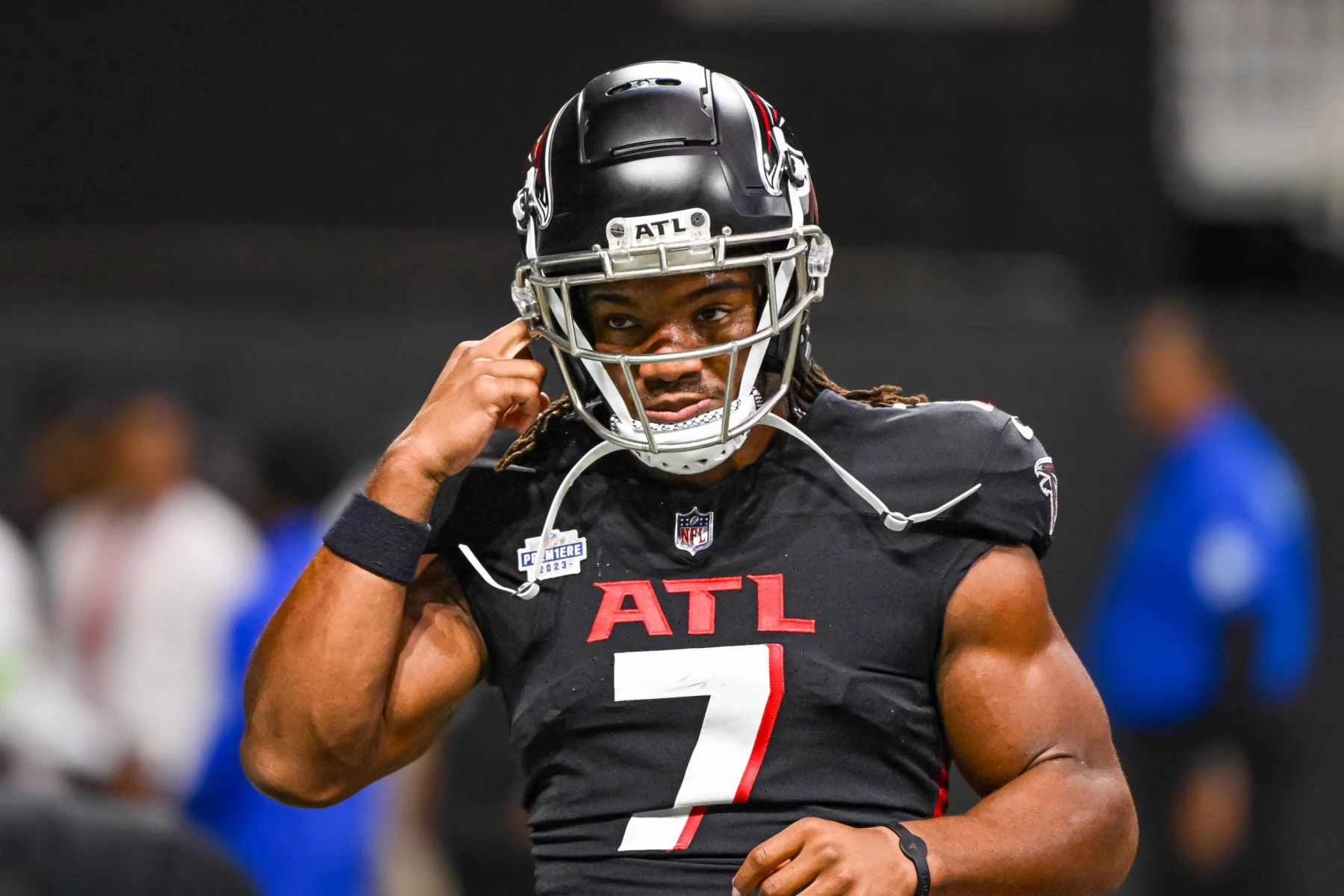 FootballR - NFL - Der Running Back der Atlanta Falcons, Bijan Robinson, hält sein Telefon.