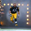 FootballR - NFL - Ein Footballspieler der Pittsburgh Steelers, Cameron Heyward, rennt auf das Spielfeld.