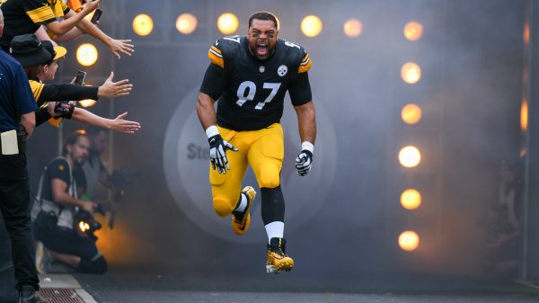 FootballR - NFL - Ein Footballspieler der Pittsburgh Steelers, Cameron Heyward, rennt auf das Spielfeld.