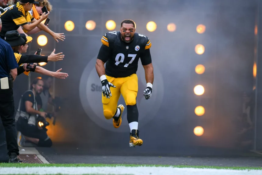 FootballR - NFL - Ein Footballspieler der Pittsburgh Steelers, Cameron Heyward, rennt auf das Spielfeld.