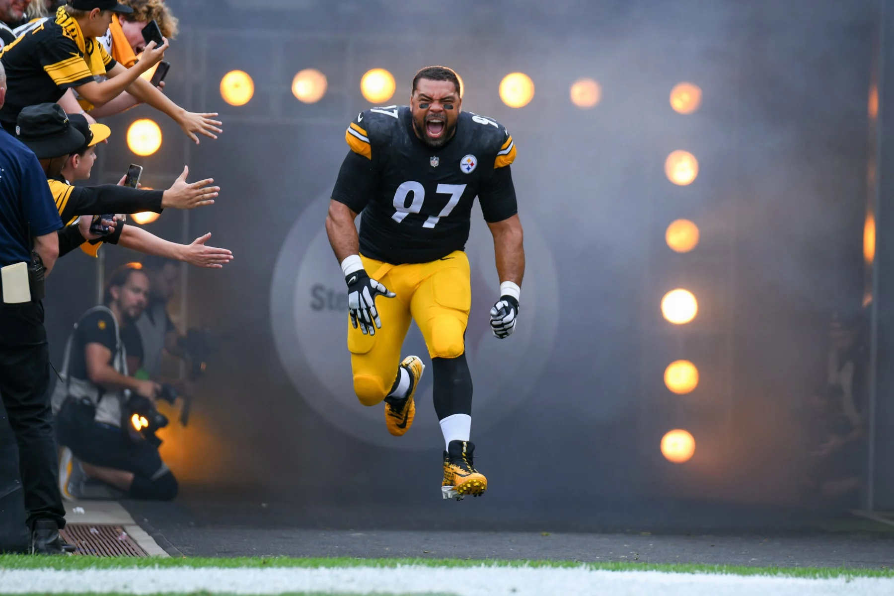 FootballR - NFL - Ein Footballspieler der Pittsburgh Steelers, Cameron Heyward, rennt auf das Spielfeld.