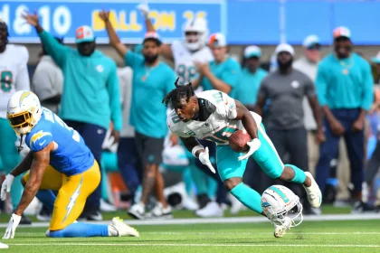 FootballR - NFL - Ein Spieler der Miami Dolphins, Tyreek Hill, läuft mit dem Ball in einem Rückblick auf Woche 1.