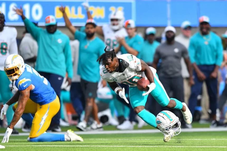 FootballR - NFL - Ein Spieler der Miami Dolphins, Tyreek Hill, läuft mit dem Ball in einem Rückblick auf Woche 1.