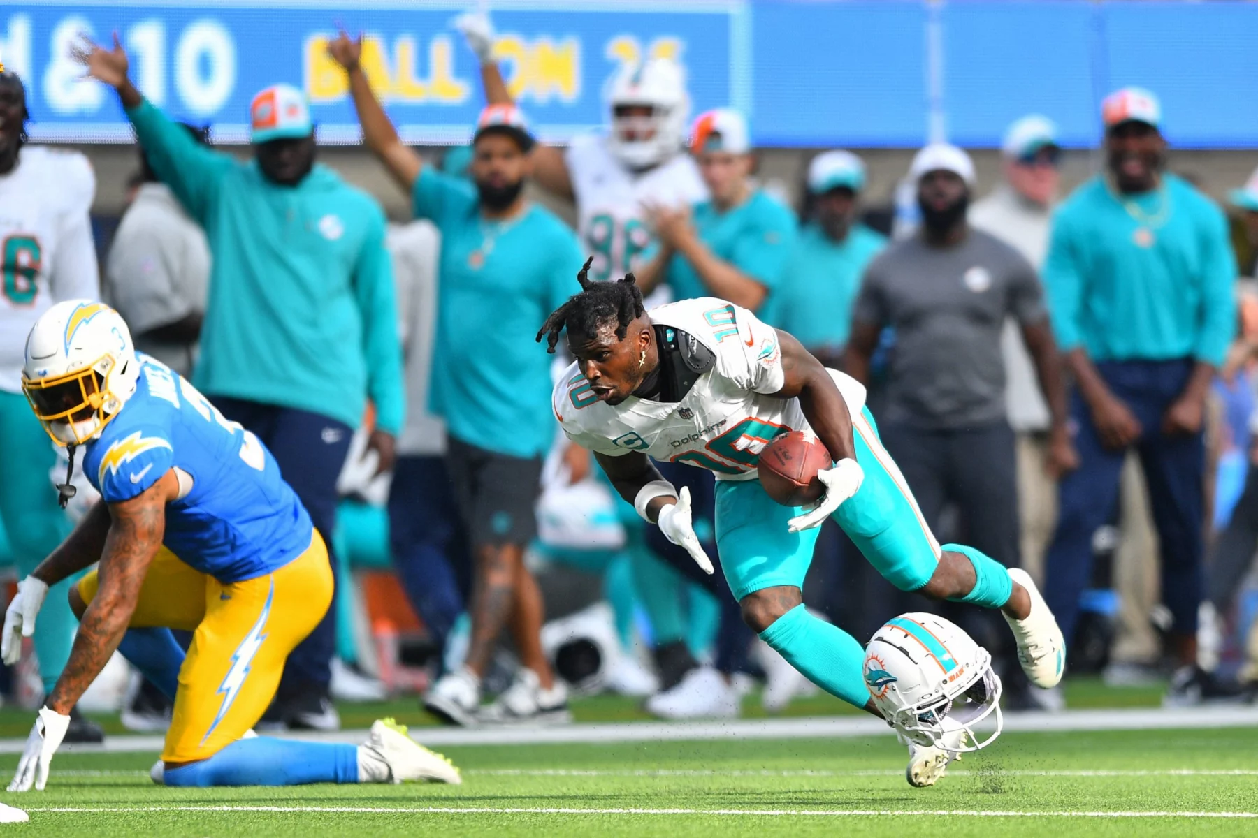 FootballR - NFL - Ein Spieler der Miami Dolphins, Tyreek Hill, läuft mit dem Ball in einem Rückblick auf Woche 1.