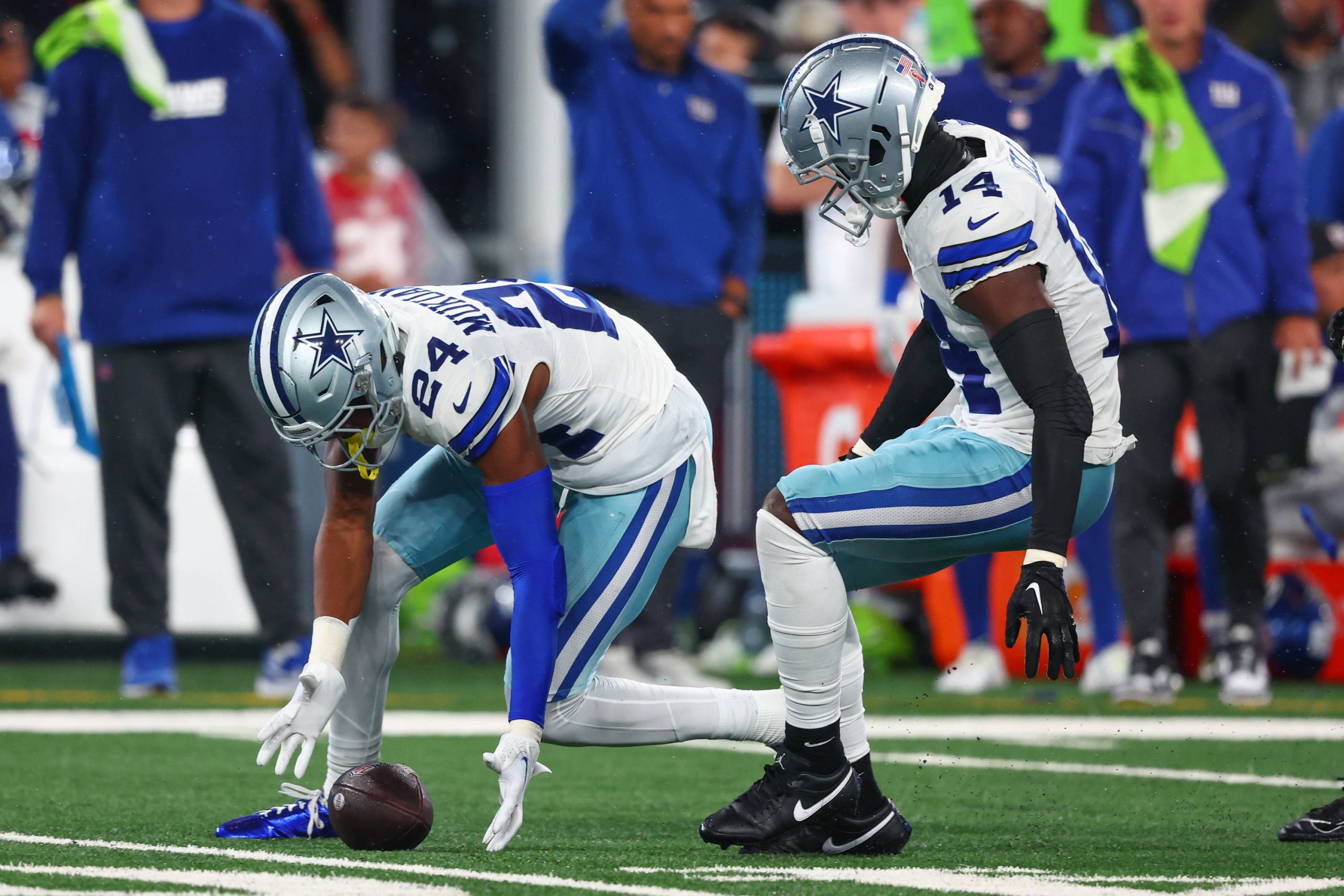 FootballR - NFL - Die Defense der Dallas Cowboys besiegt die Giants.