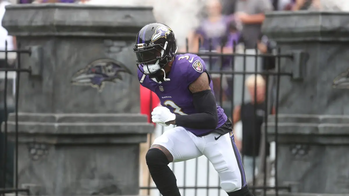 FootballR - NFL - Ein Spieler der Baltimore Ravens, der mit einem Ball läuft, Odell Beckham Jr.
