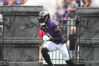 FootballR - NFL - Ein Spieler der Baltimore Ravens, der mit einem Ball läuft, Odell Beckham Jr.