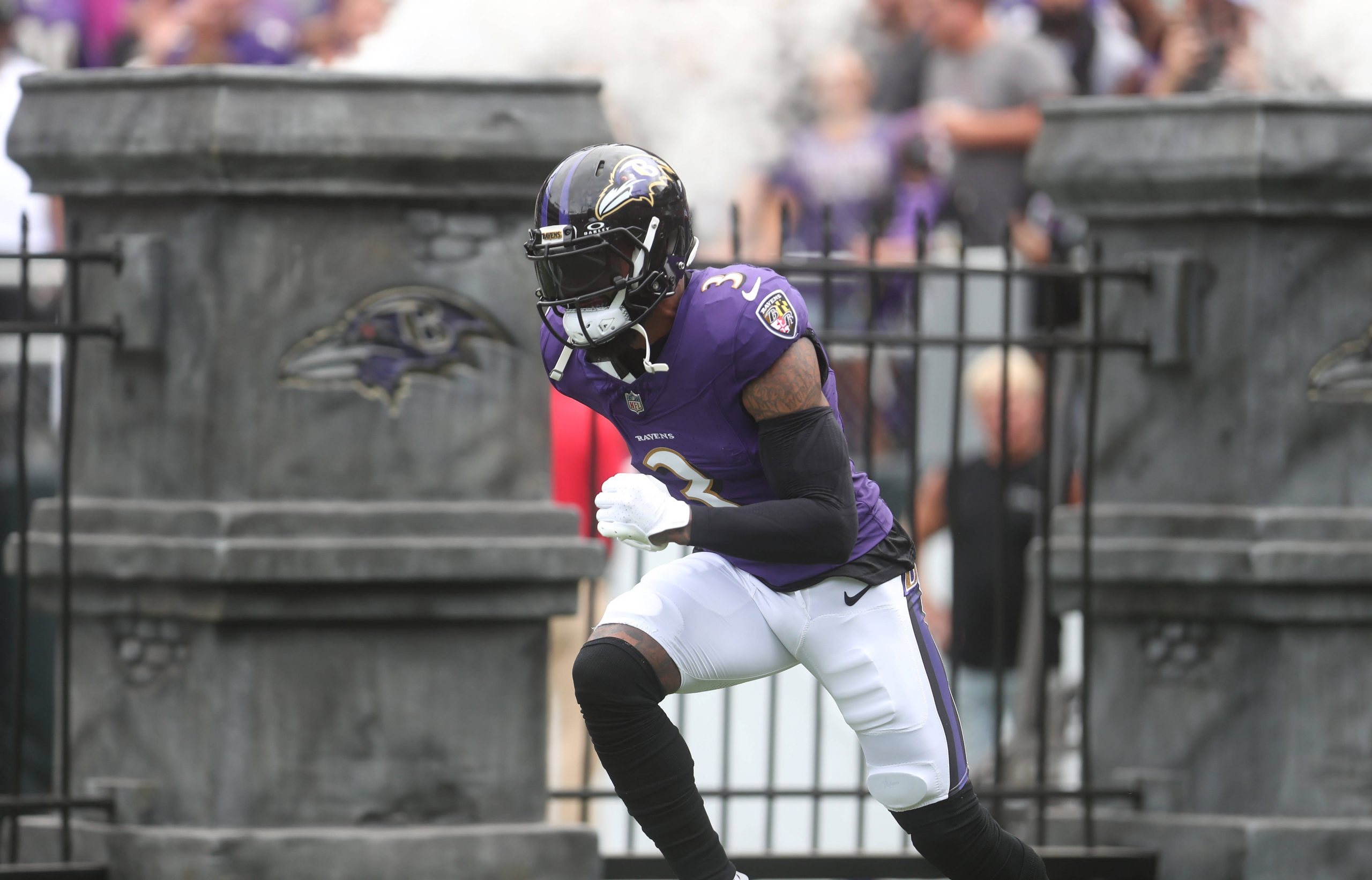 FootballR - NFL - Ein Spieler der Baltimore Ravens, der mit einem Ball läuft, Odell Beckham Jr.