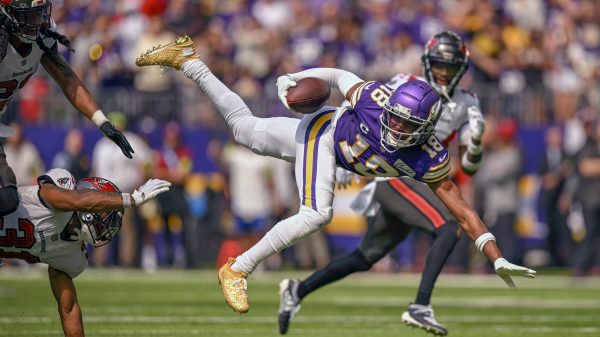 FootballR - NFL - Minnesota Vikings gegen Tampa Bay Buccaneers in einem Spiel, in dem Justin Jefferson in Rekordzeit den Meilenstein von 5.000 Receiving Yards erreicht.