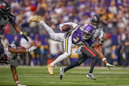 FootballR - NFL - Minnesota Vikings gegen Tampa Bay Buccaneers in einem Spiel, in dem Justin Jefferson in Rekordzeit den Meilenstein von 5.000 Receiving Yards erreicht.