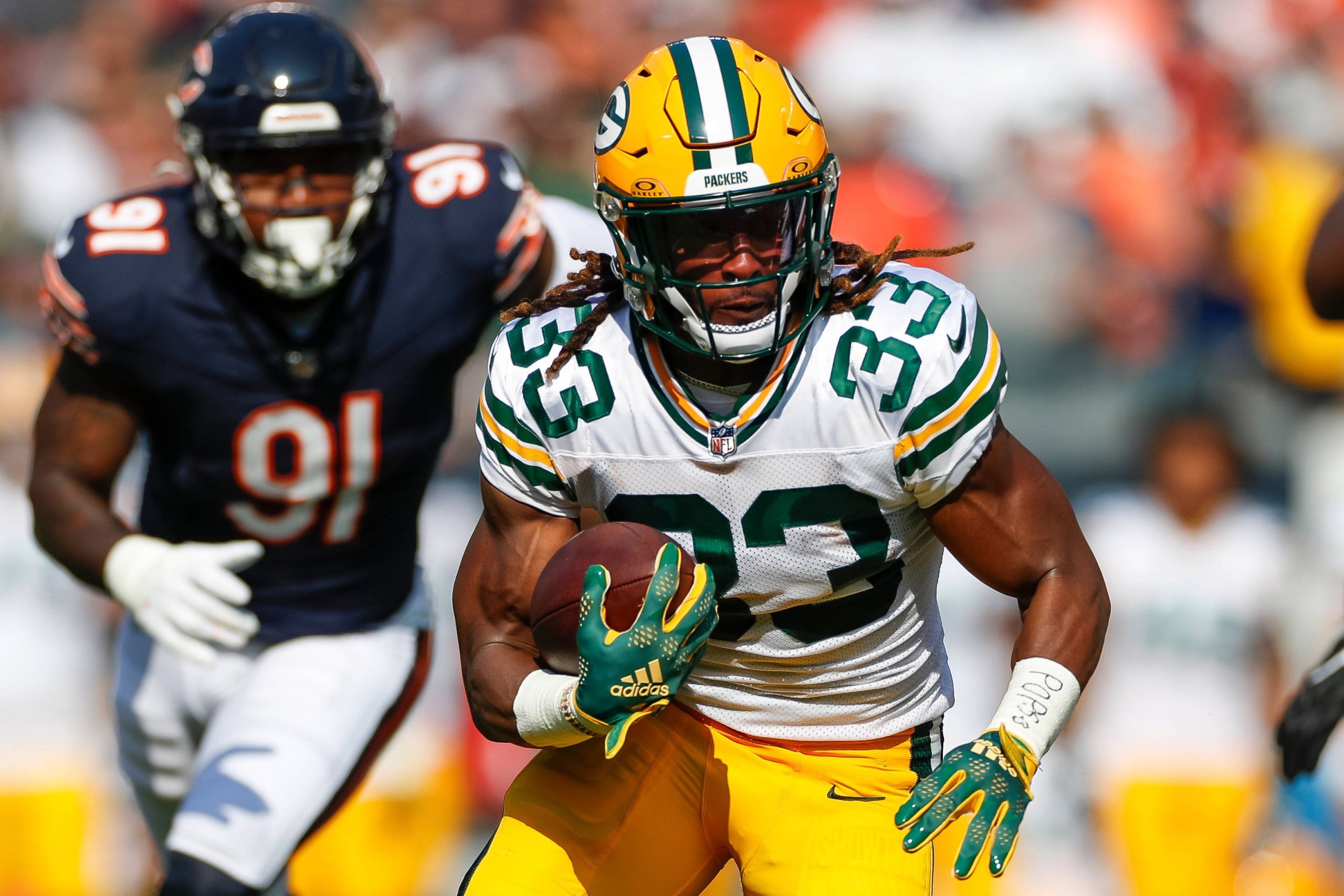 FootballR - NFL - Aaron Jones, Spieler der Green Bay Packers, läuft mit dem Ball gegen die Lions.