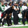 FootballR - NFL - Der Trainer der New York Jets, Saleh, kritisiert das Team während eines Spiels.