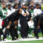 FootballR - NFL - Der Trainer der New York Jets, Robert Saleh, kritisiert das Team während eines Spiels.