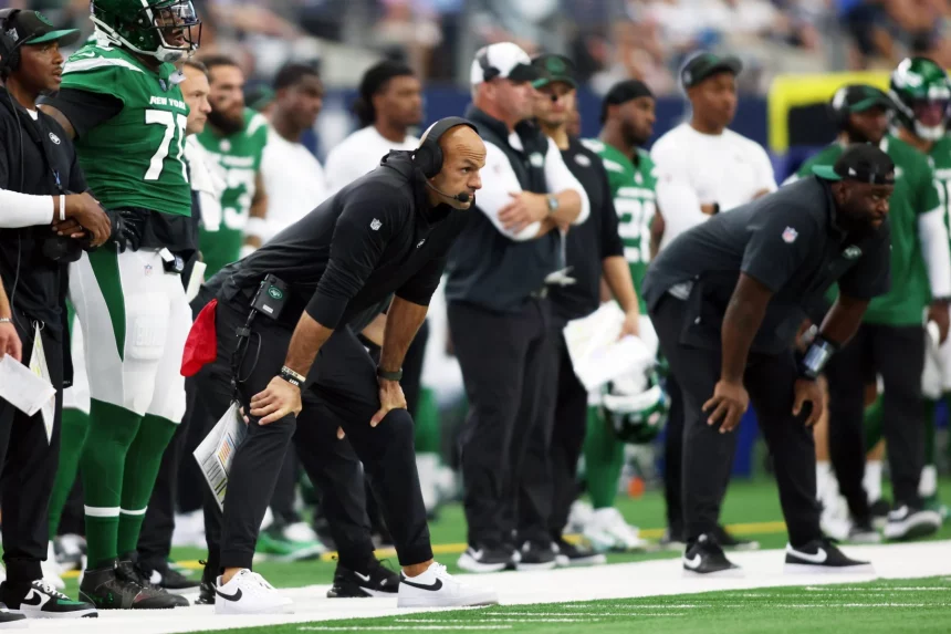 FootballR - NFL - Der Trainer der New York Jets, Robert Saleh, kritisiert das Team während eines Spiels.