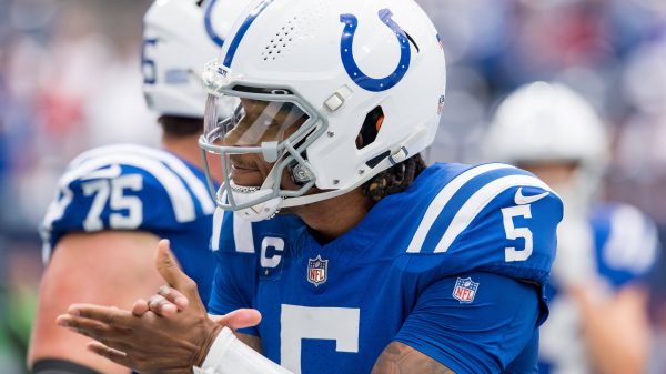 FootballR - NFL - Der Footballspieler Anthony Richardson der Indianapolis Colts klatscht.