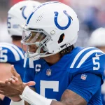 FootballR - NFL - Der Footballspieler Anthony Richardson der Indianapolis Colts klatscht.
