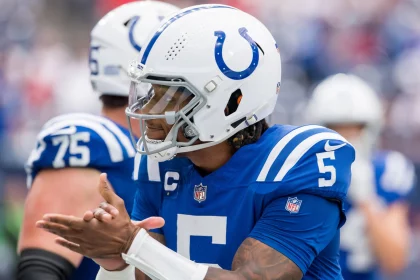 FootballR - NFL - Der Footballspieler Anthony Richardson der Indianapolis Colts klatscht.