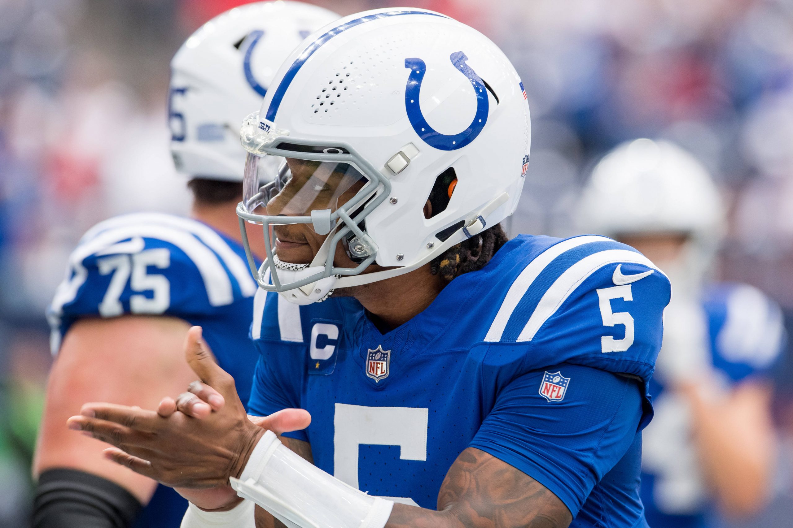 FootballR - NFL - Der Footballspieler Anthony Richardson der Indianapolis Colts klatscht.
