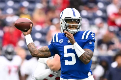 FootballR - NFL - Der Rookie-Quarterback der Indianapolis Colts wirft den Ball.