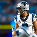 FootballR - NFL - Der Quarterback der Carolina Panthers, Bryce Young, steht auf dem Feld.