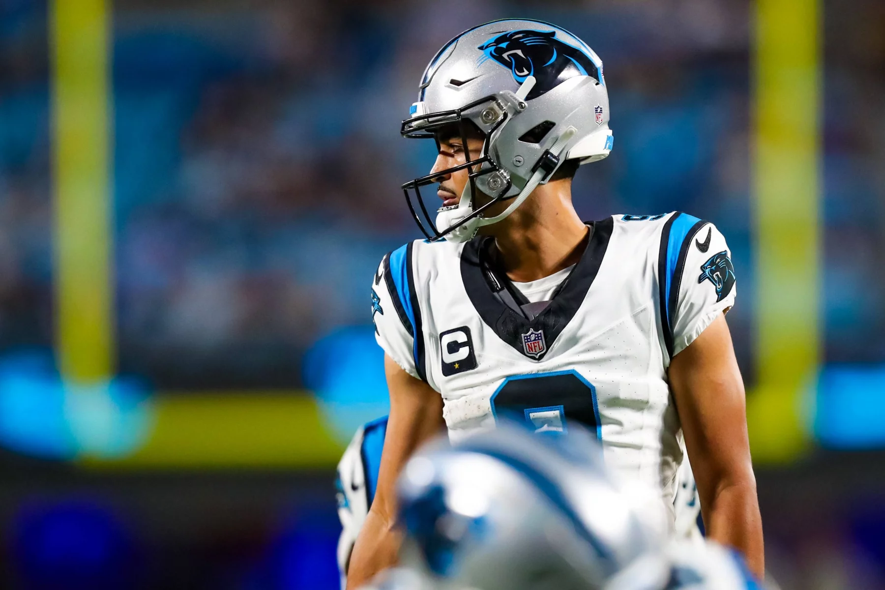 FootballR - NFL - Der Quarterback der Carolina Panthers, Bryce Young, steht auf dem Feld.