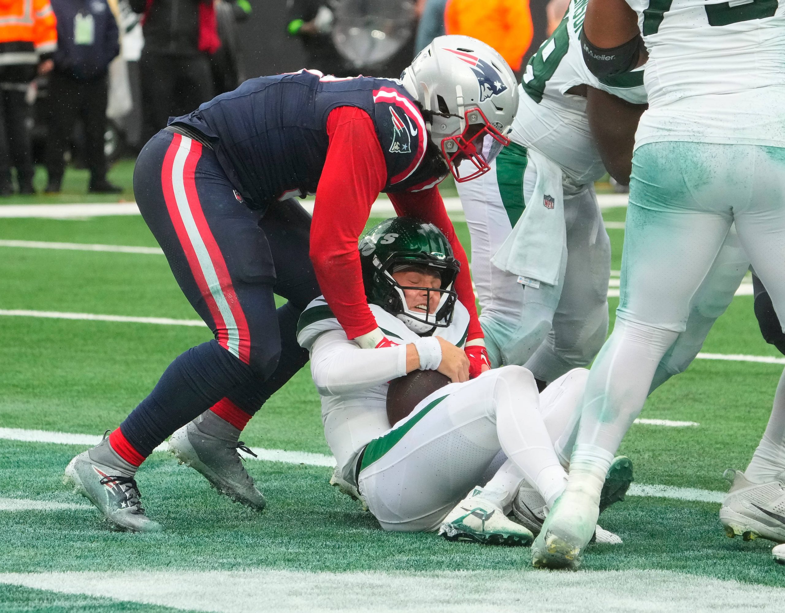 FootballR - NFL - Bei einer enttäuschenden Niederlage gegen die Patriots wird Zach Wilson von einem anderen Spieler angegriffen.