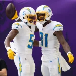 FootballR - NFL - Zwei Footballspieler der Los Angeles Chargers feiern ihren Sieg. Mike Williams - Joshua Palmer
