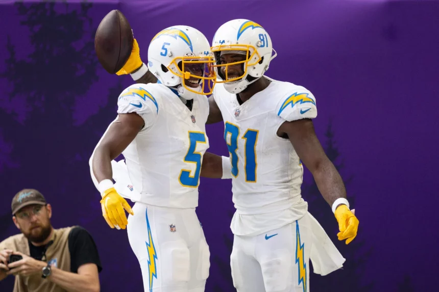 FootballR - NFL - Zwei Footballspieler der Los Angeles Chargers feiern ihren Sieg. Mike Williams - Joshua Palmer