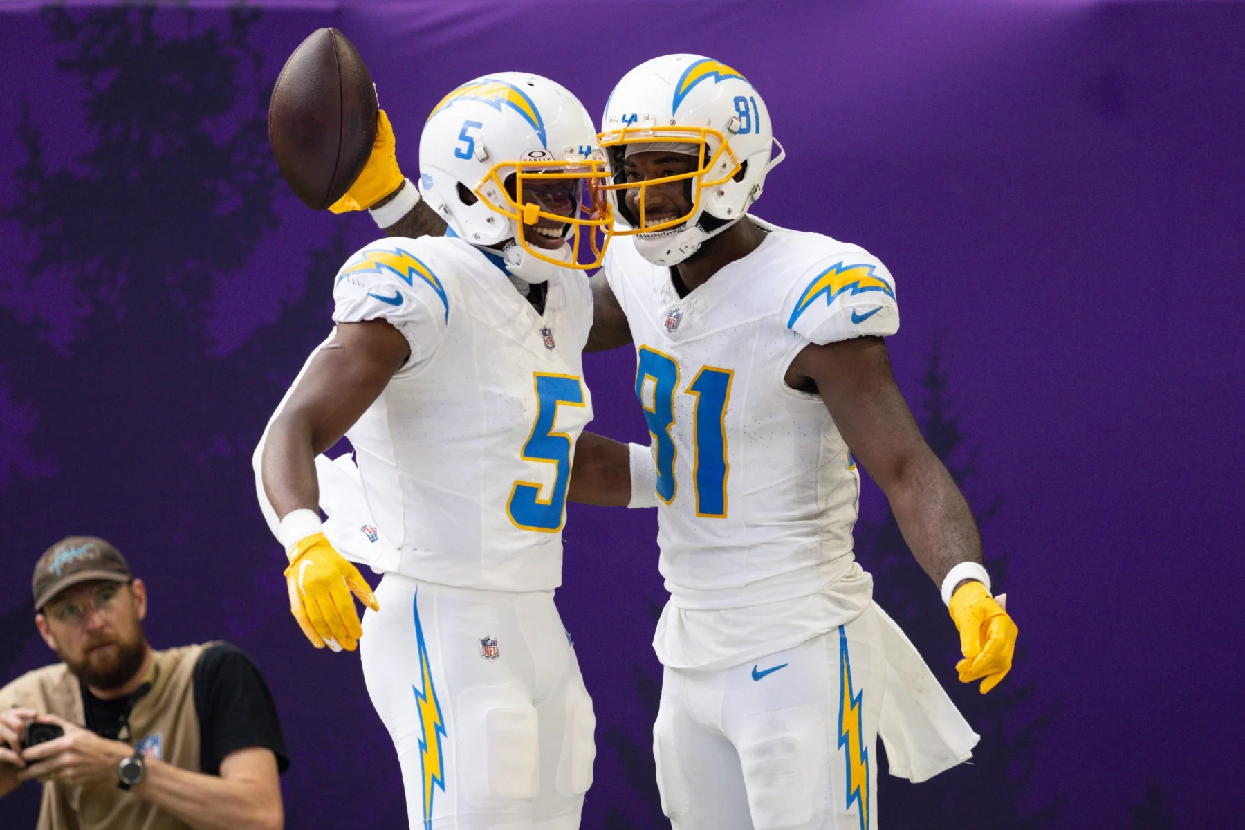 FootballR - NFL - Zwei Footballspieler der Los Angeles Chargers feiern ihren Sieg. Mike Williams - Joshua Palmer