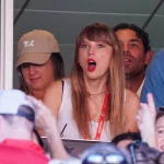 FootballR - NFL - Taylor Swifts Besuch beim Chiefs Game pusht Travis Kelce Trikotverkäufe.