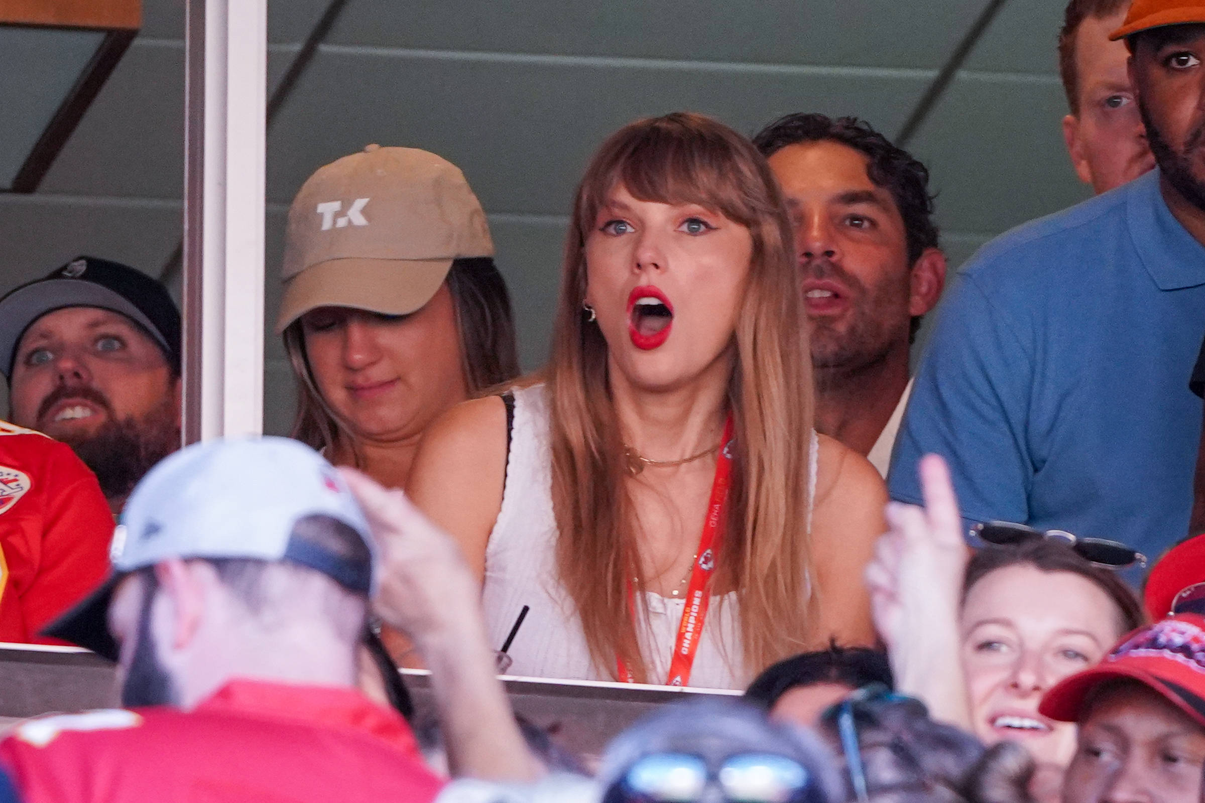 FootballR - NFL - Taylor Swifts Besuch beim Chiefs Game pusht Travis Kelce Trikotverkäufe.