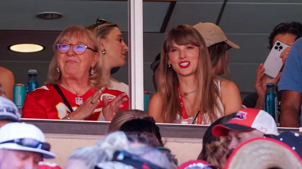 FootballR - NFL - Taylor Swift besucht mit Mahomes und Kelce ein NFL-Spiel in Kansas City.