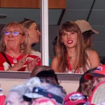 FootballR - NFL - Taylor Swift besucht mit Mahomes und Kelce ein NFL-Spiel in Kansas City.
