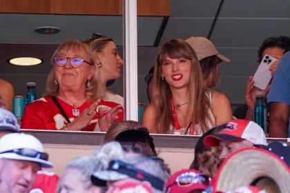 FootballR - NFL - Taylor Swift besucht mit Mahomes und Kelce ein NFL-Spiel in Kansas City.