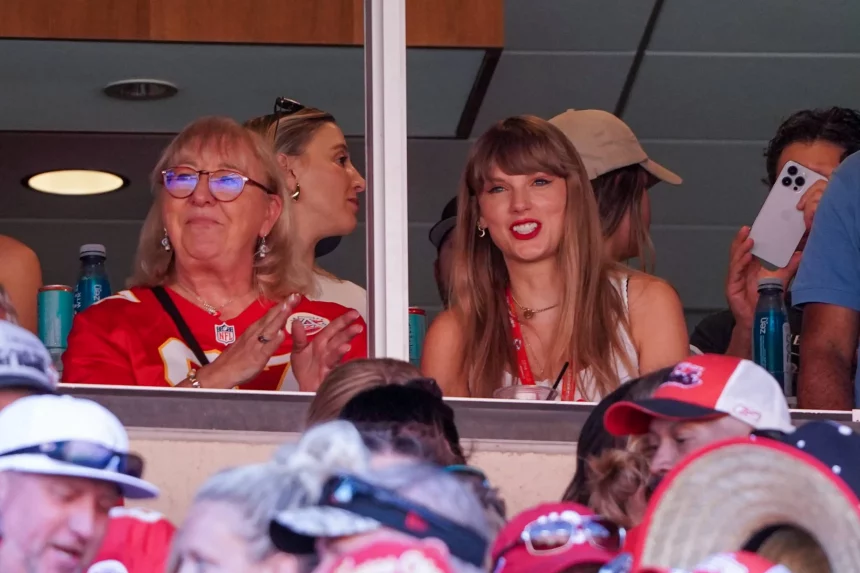 FootballR - NFL - Taylor Swift besucht mit Mahomes und Kelce ein NFL-Spiel in Kansas City.