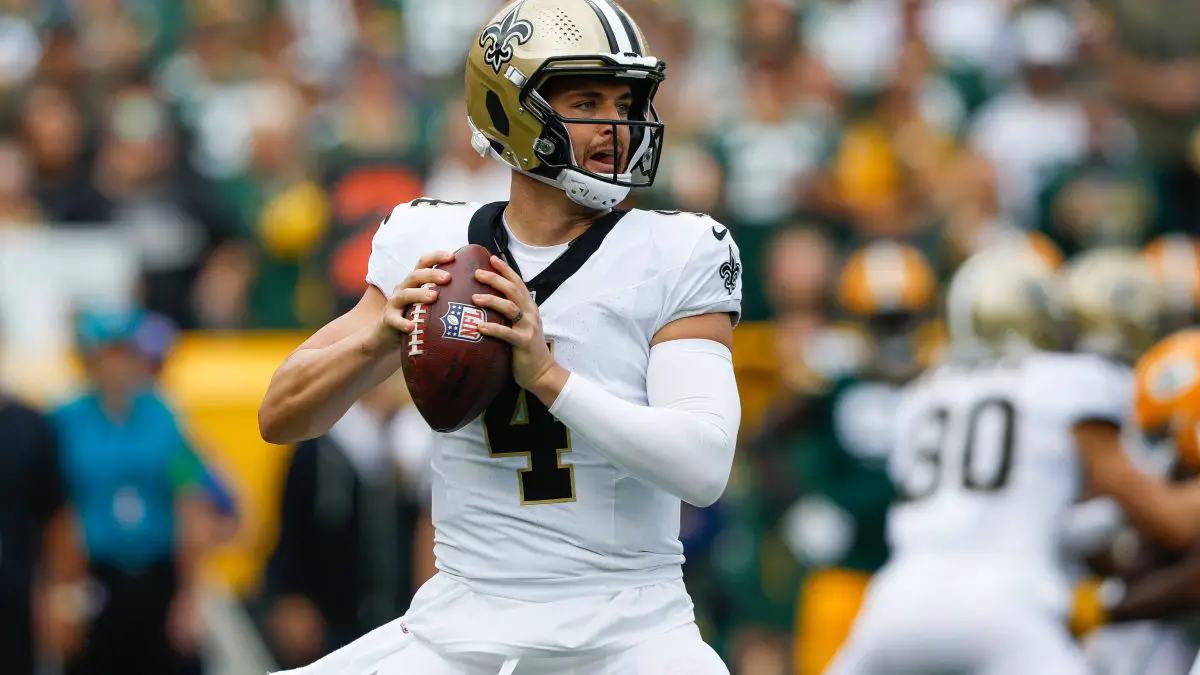 FootballR - NFL - Der Quarterback der New Orleans Saints, Derek Carr, wirft den Ball.