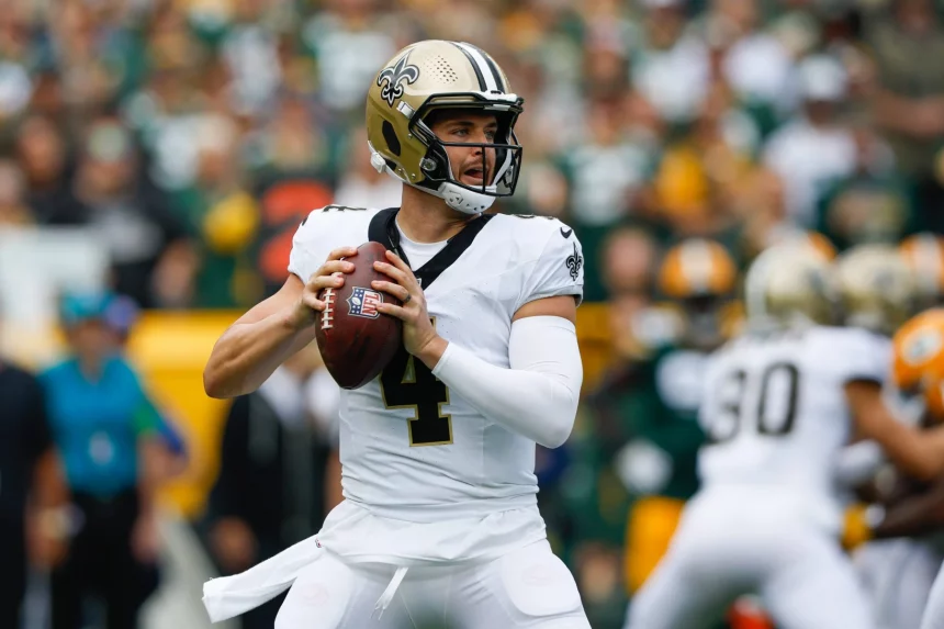 FootballR - NFL - Der Quarterback der New Orleans Saints, Derek Carr, wirft den Ball.