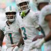 FootballR - NFL - Die Spieler der Miami Dolphins reden nach einem unglaublichen Sieg gegen die Broncos miteinander.