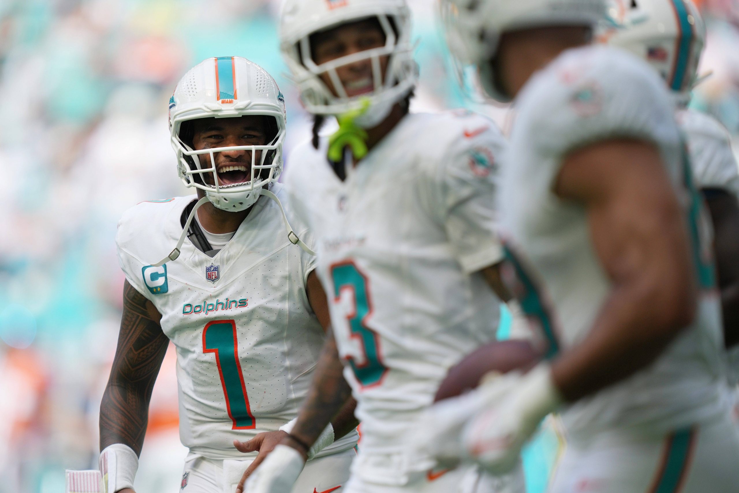 FootballR - NFL - Die Spieler der Miami Dolphins reden nach einem unglaublichen Sieg gegen die Broncos miteinander.